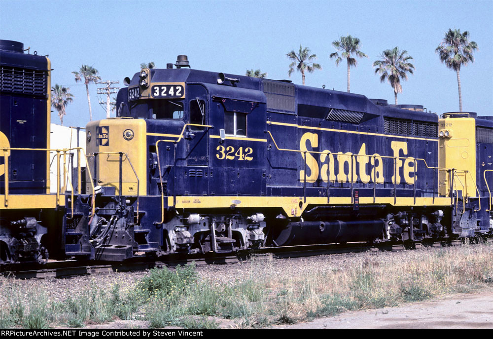 Santa Fe GP30 #3242